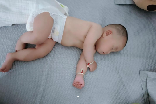 中山宝宝多久会抬头